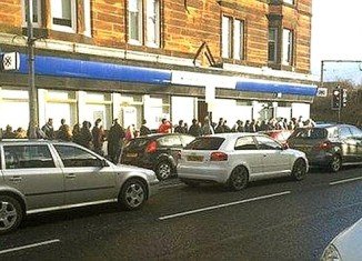 Dozens of people have been queuing to withdraw money after a Bank of Scotland machine in Glasgow, UK, began dispensing extra cash