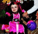 Honey Boo Boo dressed as pink pirate for Halloween