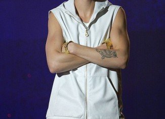 Justin Bieber unveiled a large inking of an owl on his left forearm, while on stage in Philadelphia