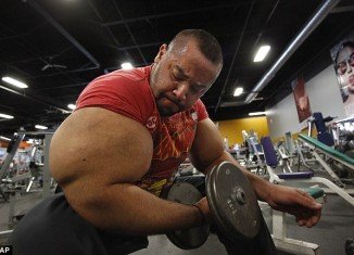 Moustafa Ismail defends his natural 31 inches biceps and insists they are result of protein and water