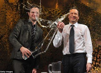 Robert Pattinson and Jimmy Fallon played a silly game called Water Wars which involved them basically taking it in turns to chuck glasses of water into each other's faces