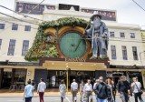 The world premiere of Peter Jackson's new trilogy, The Hobbit, will take place at Wellington's Embassy Theatre on Wednesday evening