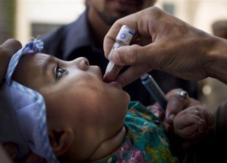 Five female Pakistani polio vaccination workers have been fatally shot in a string of co-ordinated attacks