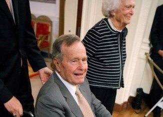 Former US President George H.W. Bush has spent Christmas with his wife Barabara and other family members in a Houston hospital