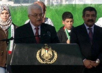 Palestinian President Mahmoud Abbas has returned to a hero's welcome in the West Bank after his successful move to upgrade the Palestinians' UN status