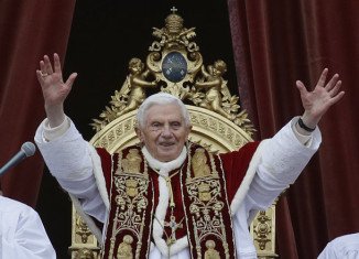 Pope Benedict XVI has called for a political solution to the violence in Syria during his Christmas message, the Urbi et Orbi, in Vatican City