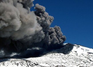 The authorities in Argentina and Chile have issued an alert over increased activity at the Copahue volcano, which has begun spewing smoke and gas