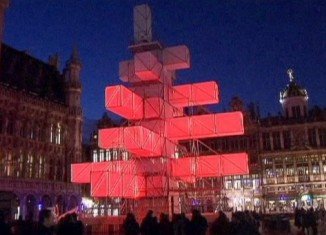 Thousands of people have signed a petition against Brussels’ abstract light installation replacing the traditional Christmas tree in the city centre