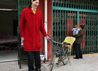 Yao Defen, the world’s tallest woman, who measured a gigantic 7ft 8in, passed away last month aged just 40