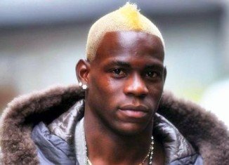 AC Milan football fans have clashed with Italian police as they celebrated a proposed transfer of Mario Balotelli to their club from Manchester City