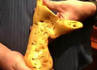 An amateur prospector in the Australian state of Victoria has astonished experts by unearthing a gold nugget weighing 5.5 kg