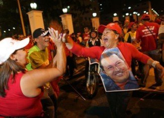 Crowds of supporters of Venezuela's President Hugo Chavez have been rallying outside the presidential palace in Caracas