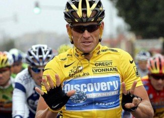Lance Armstrong has apologized to the staff at his Livestrong Foundation, amid reports that he may admit doping in a TV interview