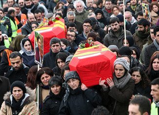 Tens of thousands of Kurds have attended the funerals in Diyarbakir, Turkey, of three female Kurdish activists shot dead in Paris last week