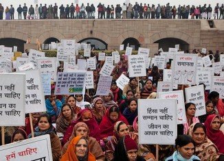 The father of Indian student who was gang-raped in Delhi and later died says her name should be made public so she can serve as an inspiration to other victims of sexual crimes
