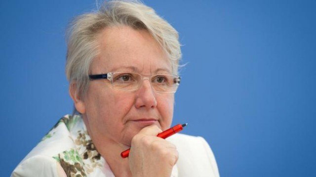 German prime minister resigns picture