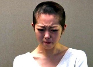 Minami Minegishi has shaved her head and offered a filmed apology after breaking her management firm's rules by spending a night with her boyfriend