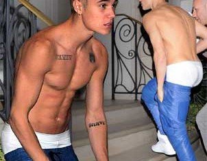 In spite of the freezing winter weather gripping London, Justin Bieber somewhat bizarrely chose to go shirtless as he arrived at his hotel, with a pair of low-slung trousers barely even covering his bottom