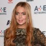 Lindsay Lohan “steals” jewelry and clothes from Anger Management set to go clubbing