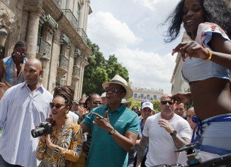 Beyonce and Jay-Z were celebrating their 5th wedding anniversary in Havana when they were surrounded by dozens of well-wishers