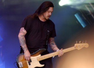 Deftones bassist Chi Cheng, who has been in a semi-conscious state since a 2008 car accident, died early Saturday morning at the age of 42