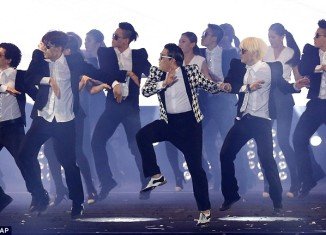 PSY performed his new single Gentleman and its accompanying dance at a concert in Seoul
