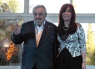 Uruguay’s President Jose Mujica has apologized for apparently referring to Argentine President Cristina Fernandez de Kirchner as an old hag