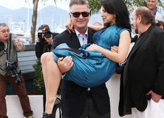 Hilaria Baldwin picked up by husband Alec during Cannes 2013 photocall
