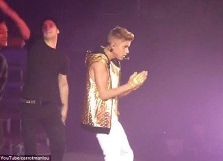 Justin Bieber stopped his performance in Istanbul two times to allow fans to step away for the Muslim call to prayer