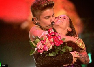 Justin Bieber with his mother Pattie Mallette as he serenaded her on the night of the theft