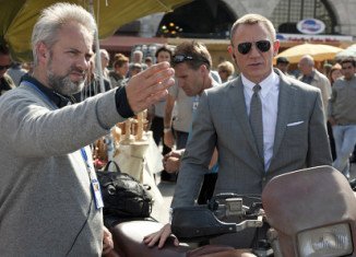 Sam Mendes has resumed talks with the producers of the James Bond films about the possibility of directing the next in the series
