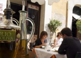 Starting with 2014, the European Commission will ban the use of refillable bottles and dipping bowls of olive oil at restaurant tables