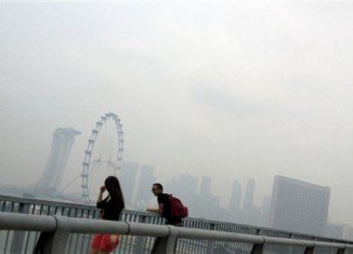 Smog in Singapore soared to hazardous levels again on Thursday, prompting government health warnings