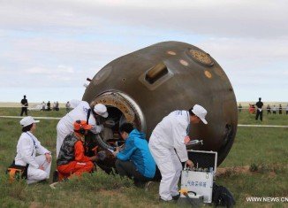 Three Chinese astronauts on Shenzhou-10 spacecraft have returned to Earth in a capsule that has landed safely after a 15-day mission in space