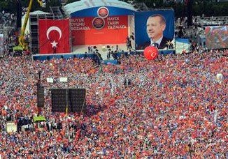 Turkey's Prime Minister Recep Tayyip Erdogan has rallied tens of thousands of supporters in Istanbul
