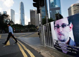 Wikileaks founder Julian Assange is trying to broker a deal that would see Edward Snowden granted asylum in Iceland