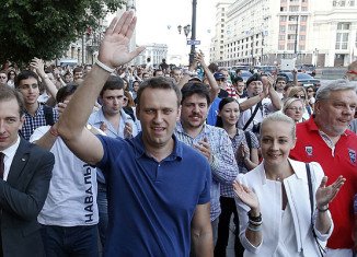 Alexei Navalny has told supporters he will fight and win the Moscow mayoral vote, after he was freed from jail pending an appeal against a five-year jail term