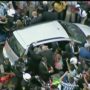 World Youth Day 2013: Pope Francis’ car mobbed by pilgrims in Rio de Janeiro