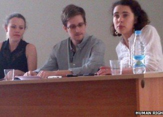 Edward Snowden has been holding a meeting with leading human rights groups and lawyers at Sheremetyevo airport in Moscow