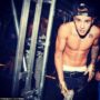 Justin Bieber shows off his six pack