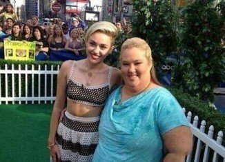 Mama June has revealed she failed to recognize Miley Cyrus when the excited singer ran up and hugged her