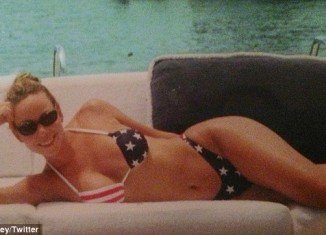 Mariah Carey tweeted a star-spangled bikini snapshot to promote her performance on Macy's Fourth of July Fireworks Spectacular