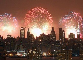 Taking place over the Hudson River, the Macy’s 4th of July Fireworks Spectacular show begins brings out about 2 million spectators every year