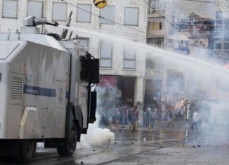Turkish riot police have fired tear gas and water cannon at protesters trying to enter Istanbul’s Gezi Park
