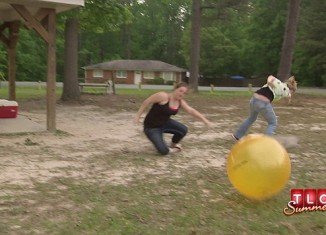 Anna “Chickadee” and Lauryn “Pumpkin” are seen crashing into each while holding giant balls as Mama June eggs them on and Honey Boo Boo delights in the carnage