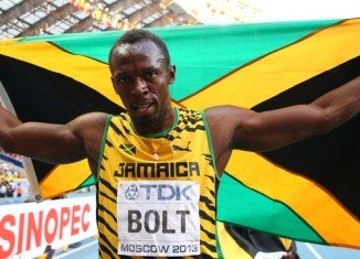Usain Bolt defended his 200 m title with ease and took his tally of World Championship gold medals to seven