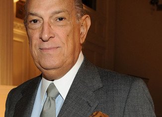 Oscar de la Renta has slammed celebrities for turning New York Fashion Week into a highly chaotic circus