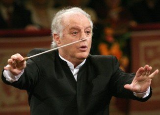 Conductor Daniel Barenboim is stepping down as musical director of La Scala opera house two years early at the beginning of 2015