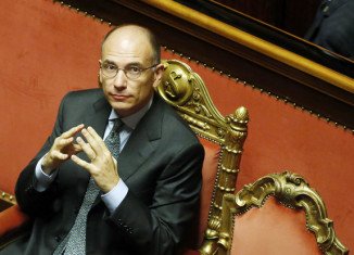 Enrico Letta has won a confidence vote after a last-minute U-turn by former PM Silvio Berlusconi