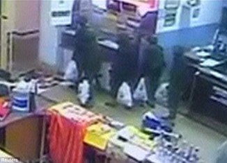 Nairobi shopping center’s security camera footage shows what appear to be Kenyan security forces looting goods during last month's siege of the Westgate mall